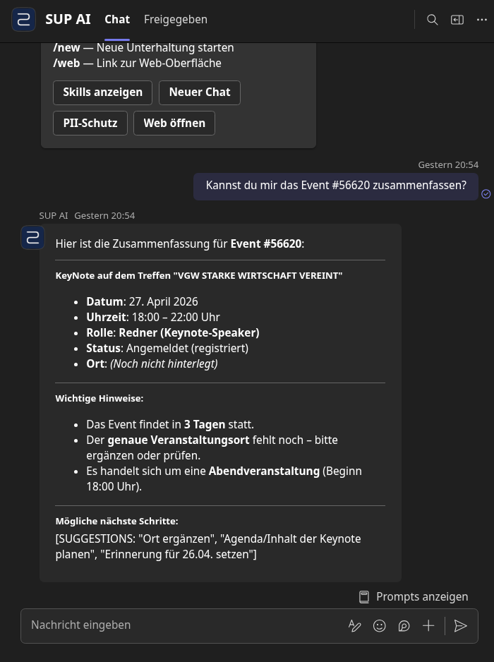 Der Assistent als Teilnehmer im Teams-Chat: gefragt wird in normaler Sprache, die Antwort kommt aus dem System zurück.